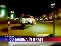 Masina ridicata pe sus de doi rusi