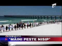 Lant uman pentru a apara simbolic plajele de poluarea din mare