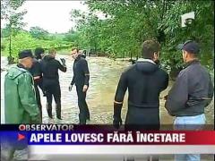 Apele lovesc fara incetare