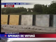 Speriati de viitura! Digul sta sa cada