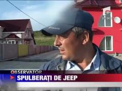Motociclisti spulberati de Jeep