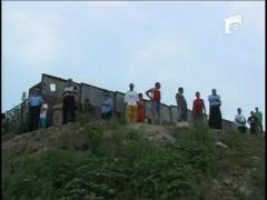 Pescari luati de apa