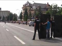 Calcat de 50 de motociclete si o masina de teren