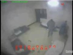 IMAGINI SOCANTE: Detinut filmat in timp ce si-a ucis colegul de celula