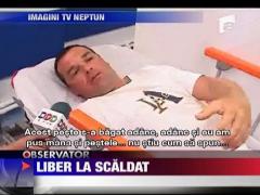 Muncitorii au adunat toti pestii morti de pe plaja