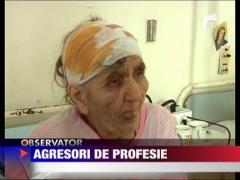 Agresori de profesie! Tineni care batjocoresc batranii