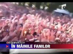 Lady Gaga, dezbracata in bratele fanilor