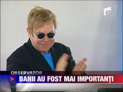 Elton John a renuntat la toate convingerile pentru bani