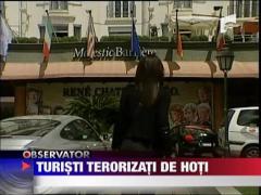 Turisti terorizati de hoti
