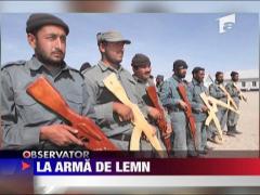 Soldatii afgani, la arma de lemn!