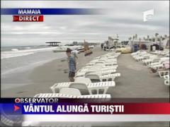 Vantul alunga turistii