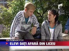 Elevi dati afara din liceu