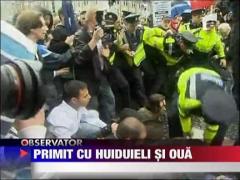 Primit cu huiduieli si oua