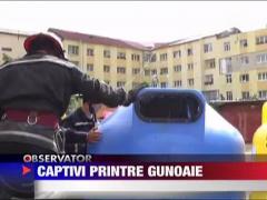 Doi copii au ramas blocati intr-un tomberon