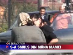 S-a smuls din mana mamei si l-a lovit masina
