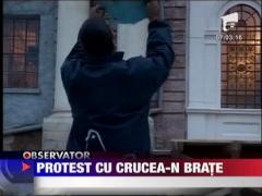 Protest cu crucea-n brate