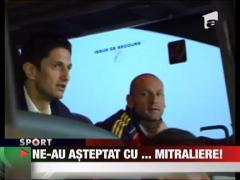 Ne-au asteptat cu... mitraliere!