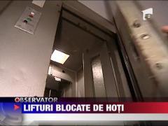 Lifturi blocate de hoti