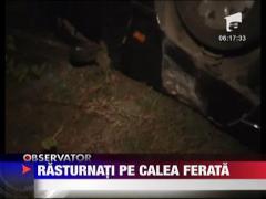 S-a rasturnat cu masina pe calea ferata