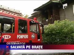 Salvata pe brate din incendiu