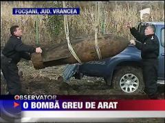 Un tractorist  a zgariat cu lama o bomba de aviatie de jumatate de tona