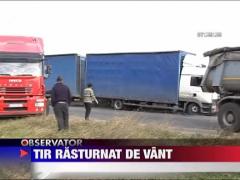 Tir rasturnat de vant