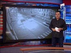 IMAGINI SOCANTE!! Pieton lovit de o masina in Rusia