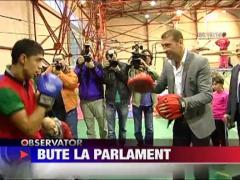 Lucian Bute incerca sa-i convinga pe parlamentari sa-l sprijine in organizarea unei gale de box in Romania
