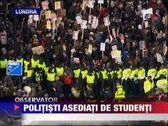 Politisti asediati de studenti in Londra