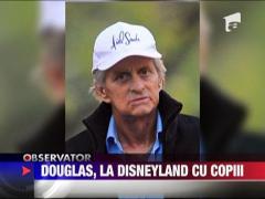 Michael Douglas, la Disneyland cu copiii