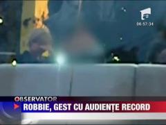 Robbie Wiliams si-a dezgolit posteriorul in direct!!!