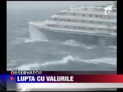 Nava de croaziera avariata de un val urias