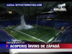 Acoperisul unui stadion a cedat sub greutatea zapezii in SUA