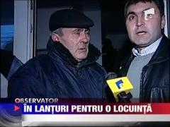 Evacuati si abandonati, s-au legat cu lanturi