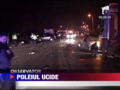 Masina spulberata de TIR din cauza poleiului