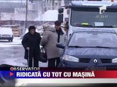 Batrana de 88 de ani, ridicata cu tot cu masina