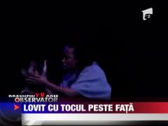 Usher, lovit cu tocul peste fata