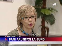 Bani aruncati la gunoi