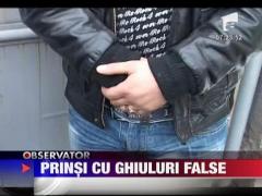 Barbati prinsi cu o masina plina cu ghiuluri false
