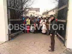 Incredibil! Gigi Becali, asaltat de sute de colindatori