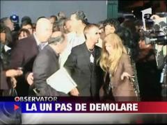 La un pas de demolare