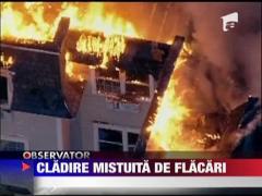 Cladire mistuita de flacari