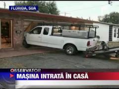 Masina intrata in casa