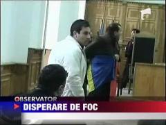 Un barbat a vrut sa-si dea foc in tribunal