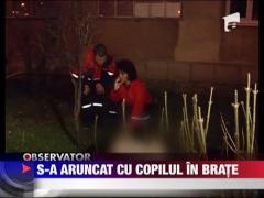 S-a aruncat de la etajul noua cu copilul de trei ani in brate!