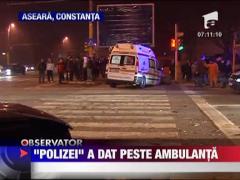 A lovit o ambulanta care transporta un pacient