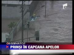 Zeci de oameni au ramas blocati pe o autostrada inundata in Brazilia
