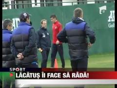 Lacatus ii face sa rada pe elevii sai