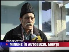 UPDATE / Autobuz lovit in plin de un tren