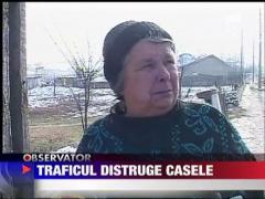 Traficul greu le distruge casele
